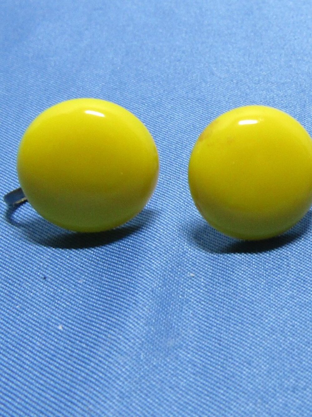 Vtg Estate Screw Back Plastic RED and Yellow Button Earrings 10/16th"